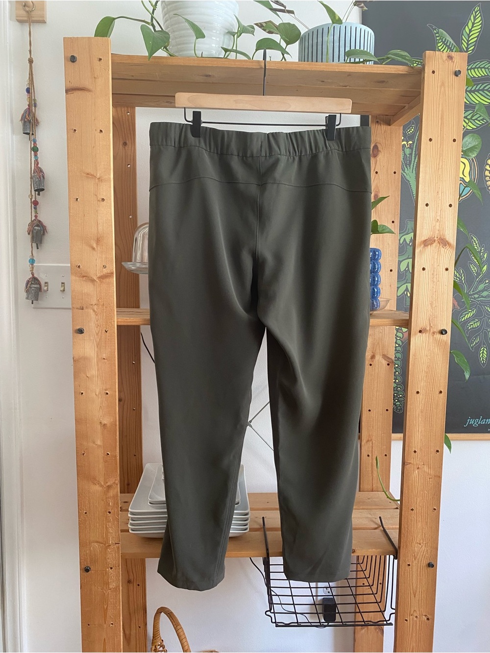 Lululemon Olive Green On The Fly Pant Woven 12 - Picture 6 of 16